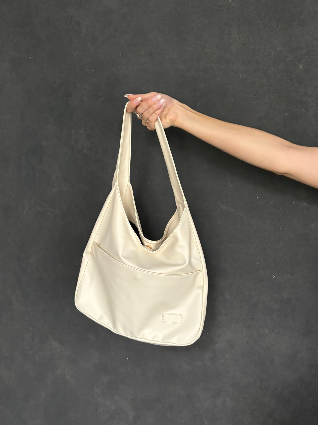 LoraBag | Schultertasche – Minimalistisches Design & Pflegeleichte Oberfläche Cremeweiß Decorique.de