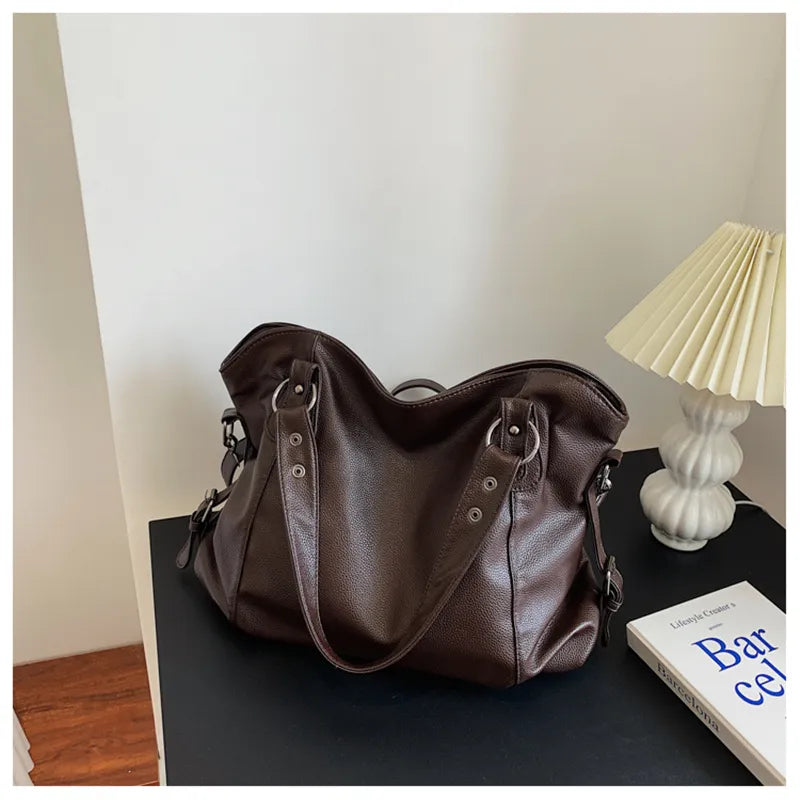 Luisa | Schultertasche – Minimalistischer Look, der jedes Outfit aufwertet Braun Decorique.de