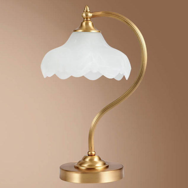 LumaFlora | Vintage Messing Glas Blütenblatt Schirm 1-Licht Tischlampe Decorique.de