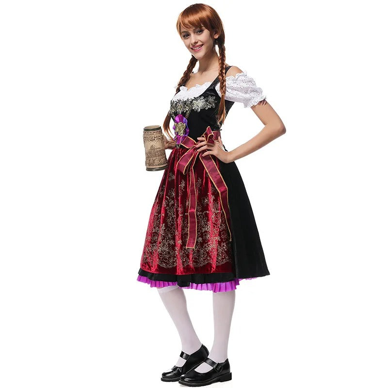 VelvetCharm | Elegantes Dirndl aus lila Samt mit feiner Stickerei