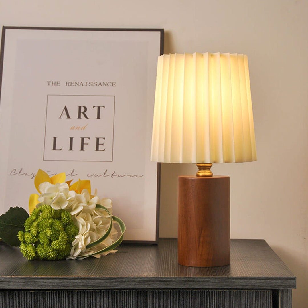 NamiShade | Vintage Korean plissierte Säule Massivholz Basis 1-Licht Tischlampe Decorique.de