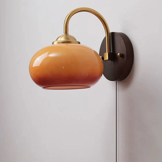 NordOval | Skandinavisch inspirierte Wandleuchte Stecker A - Karamellfarbe 230V Decorique.de