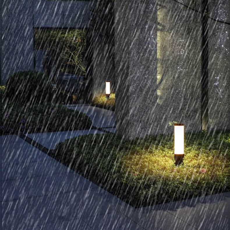 PathBeam | Moderne Acryl wasserdichte kreative Lippenstift-Design LED Außenrasenstehlampe Decorique.de