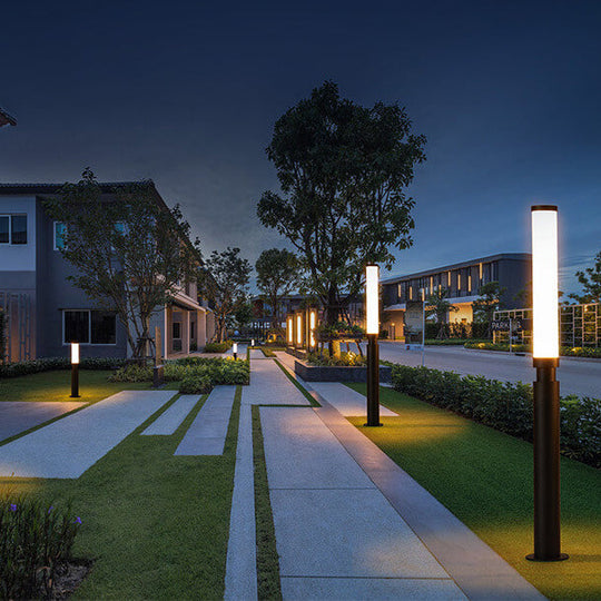 PathBeam | Moderne Acryl wasserdichte kreative Lippenstift-Design LED Außenrasenstehlampe Decorique.de