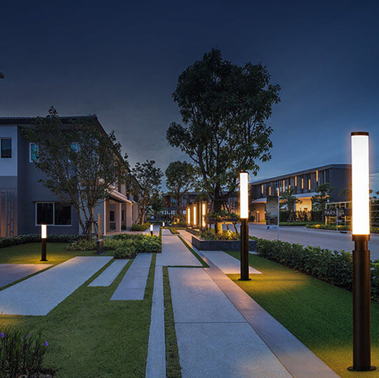 PathBeam | Moderne Acryl wasserdichte kreative Lippenstift-Design LED Außenrasenstehlampe Decorique.de