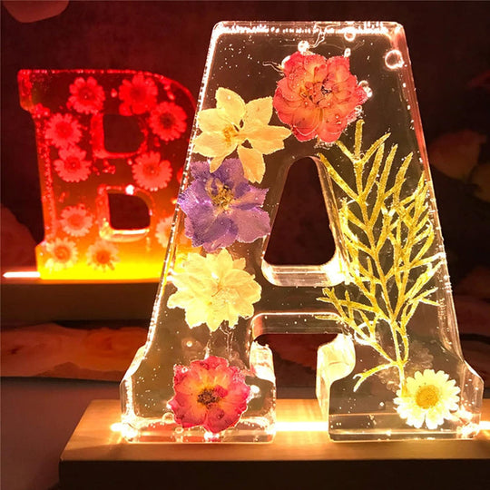 PetaGlow | Persönliches Buchstabenlicht mit Trockenblumen Decorique.de