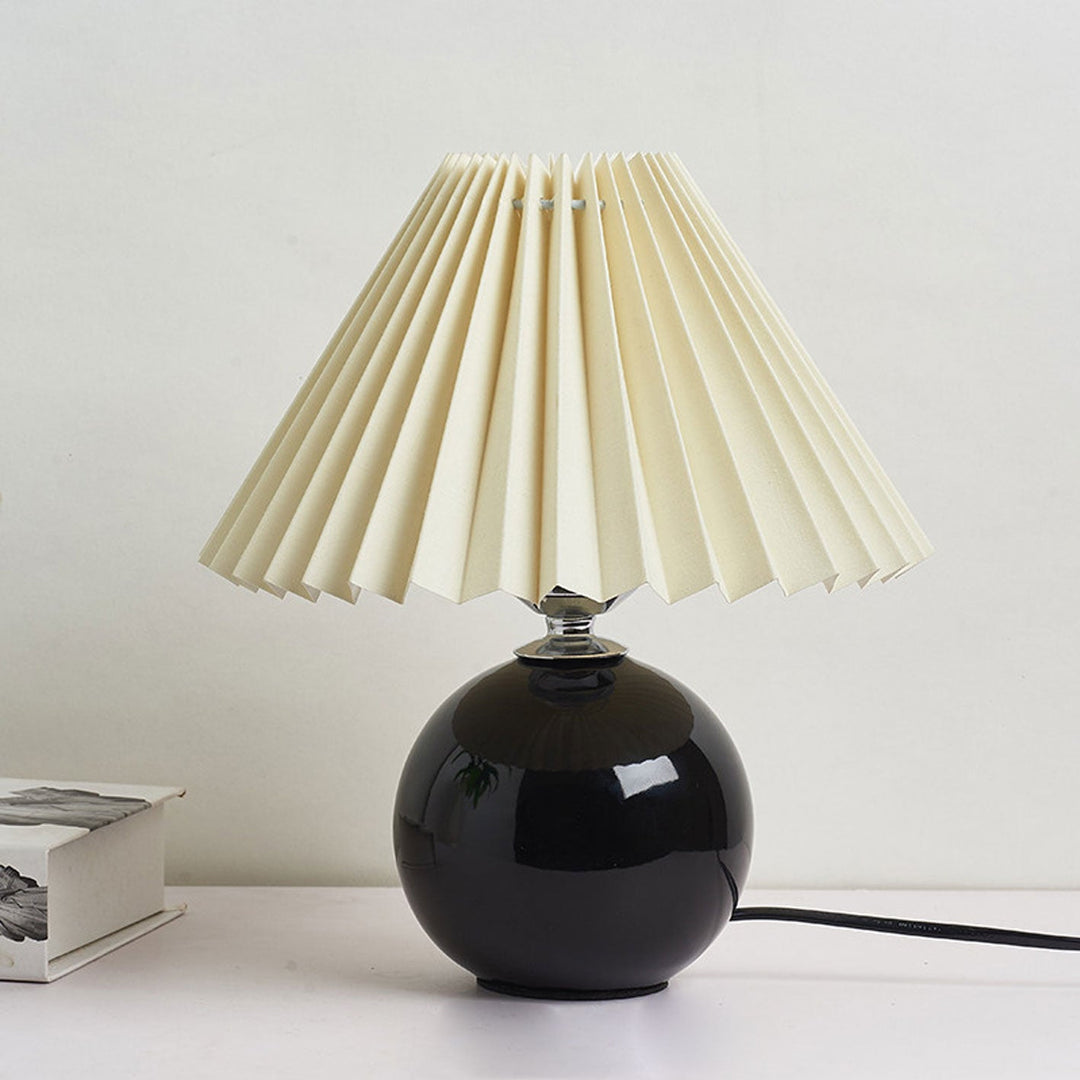RetroFlair | Nordische Minimalistische Keramische Falten 1-Licht Tischlampe Decorique.de