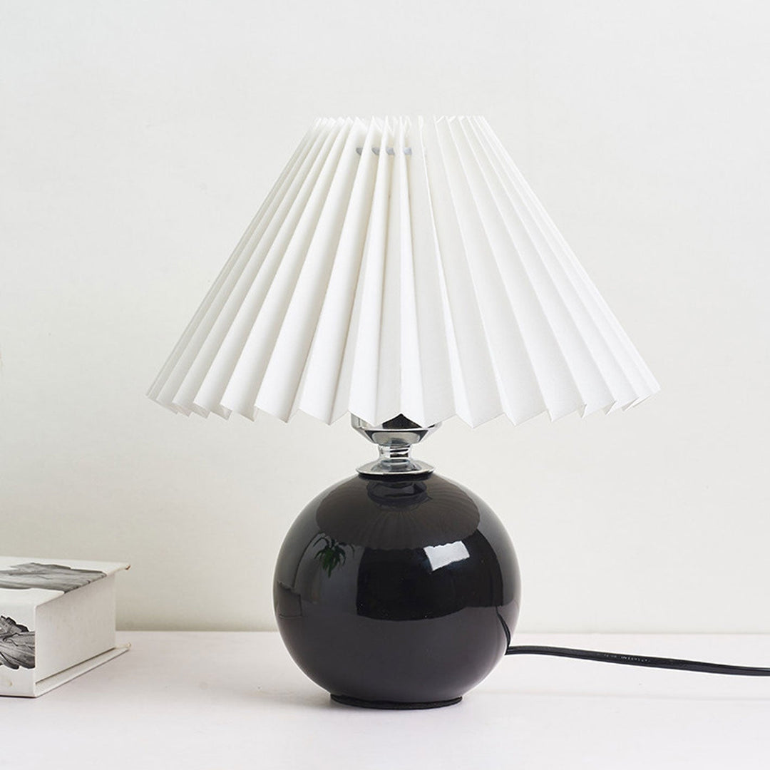 RetroFlair | Nordische Minimalistische Keramische Falten 1-Licht Tischlampe Decorique.de