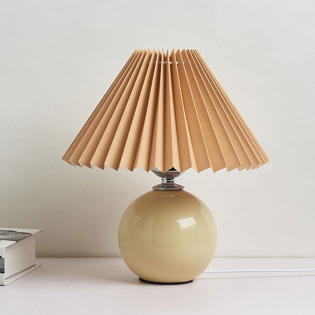 RetroFlair | Nordische Minimalistische Keramische Falten 1-Licht Tischlampe Beige Braun Drucktaster Decorique.de