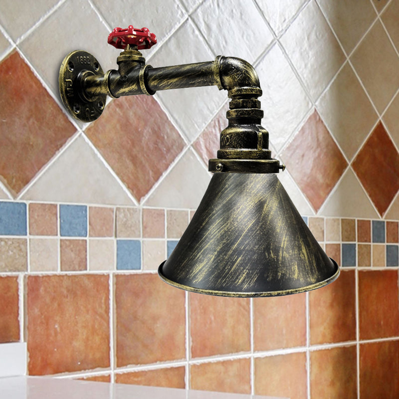 RetroLuxe | Wandleuchte – Die vintage-inspirierte Form und die metallische Textur Decorique.de