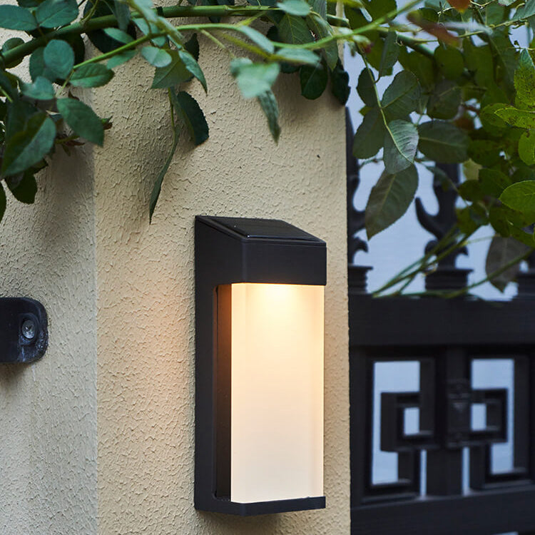SolarCube | Kompakte LED-Wandleuchte mit Milchglas Decorique.de