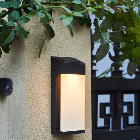 SolarCube | Kompakte LED-Wandleuchte mit Milchglas Decorique.de