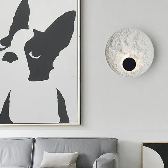 SphereLume | Wandleuchte – Metallische Mondkugel mit Weißer Oberfläche Decorique.de