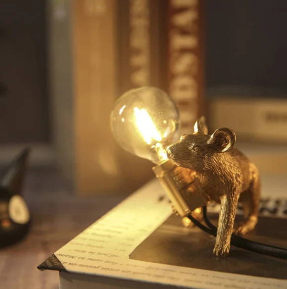 SqueakLight | Originelle Lampe mit verspieltem Mausdesign Kriechende Maus Gold Decorique.de