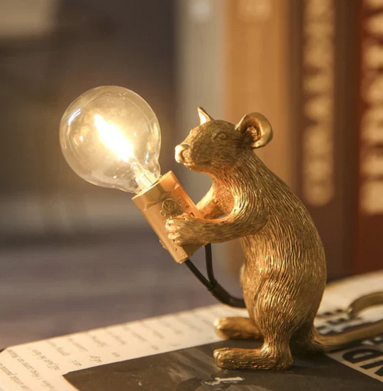 SqueakLight | Originelle Lampe mit verspieltem Mausdesign Sitzende Maus Gold Decorique.de