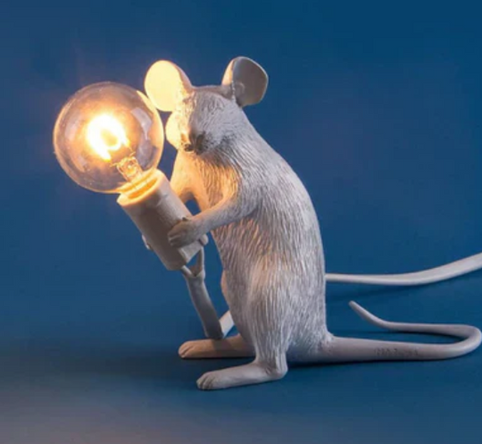 SqueakLight | Originelle Lampe mit verspieltem Mausdesign Sitzende Maus Weiß Decorique.de