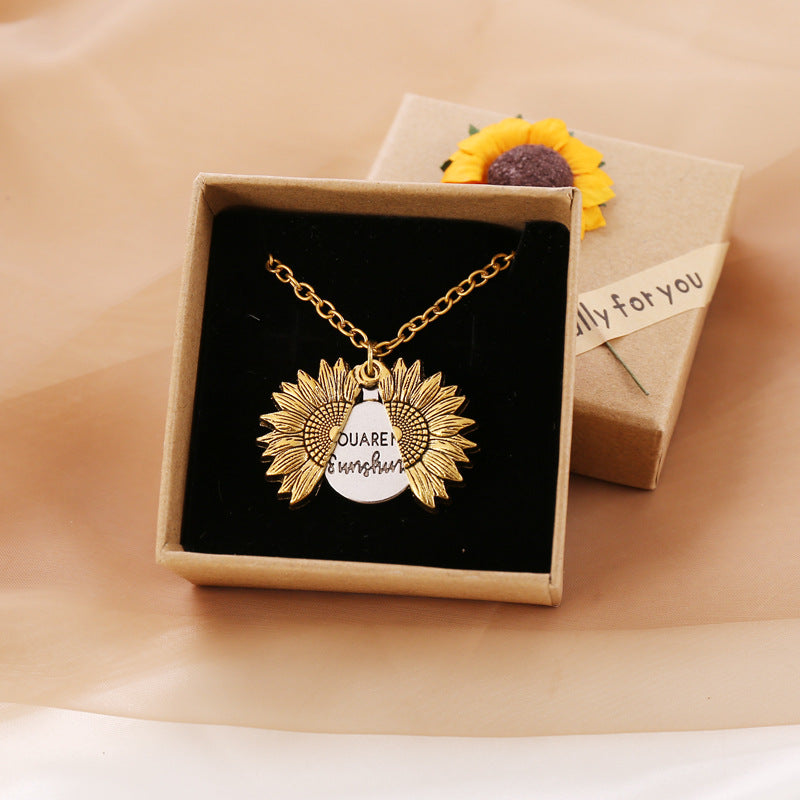 SunCharm | Elegante & Personalisierte Halskette Eine goldene Halskette mit Box Decorique.de