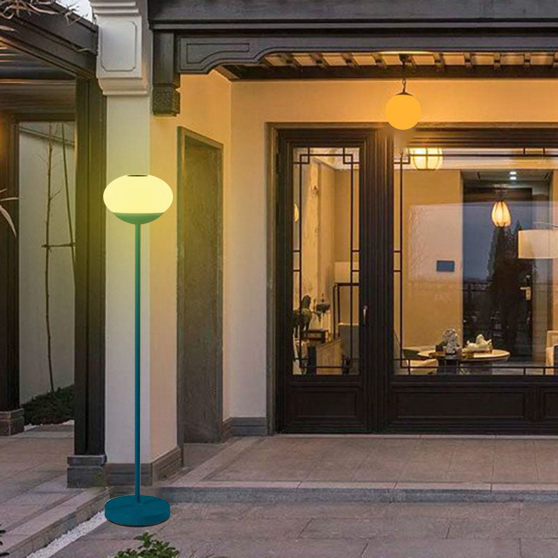 SunStalk | Elegante PE-Stehlampe für Garten & Rasen Warmweißes Licht Blau Solar Decorique.de