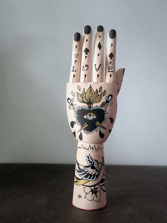 InkLimb | Ausdrucksstarke Tattoo-Deko-Hand