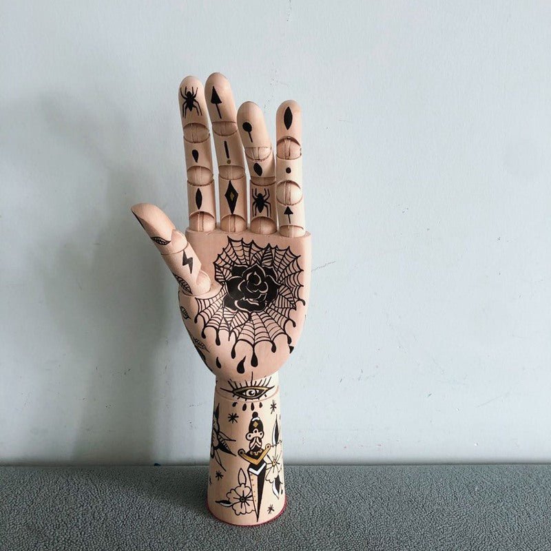 InkLimb | Ausdrucksstarke Tattoo-Deko-Hand