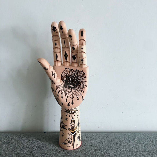InkLimb | Ausdrucksstarke Tattoo-Deko-Hand