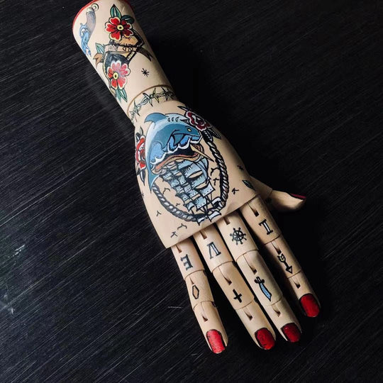 InkLimb | Ausdrucksstarke Tattoo-Deko-Hand