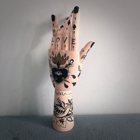 InkLimb | Ausdrucksstarke Tattoo-Deko-Hand