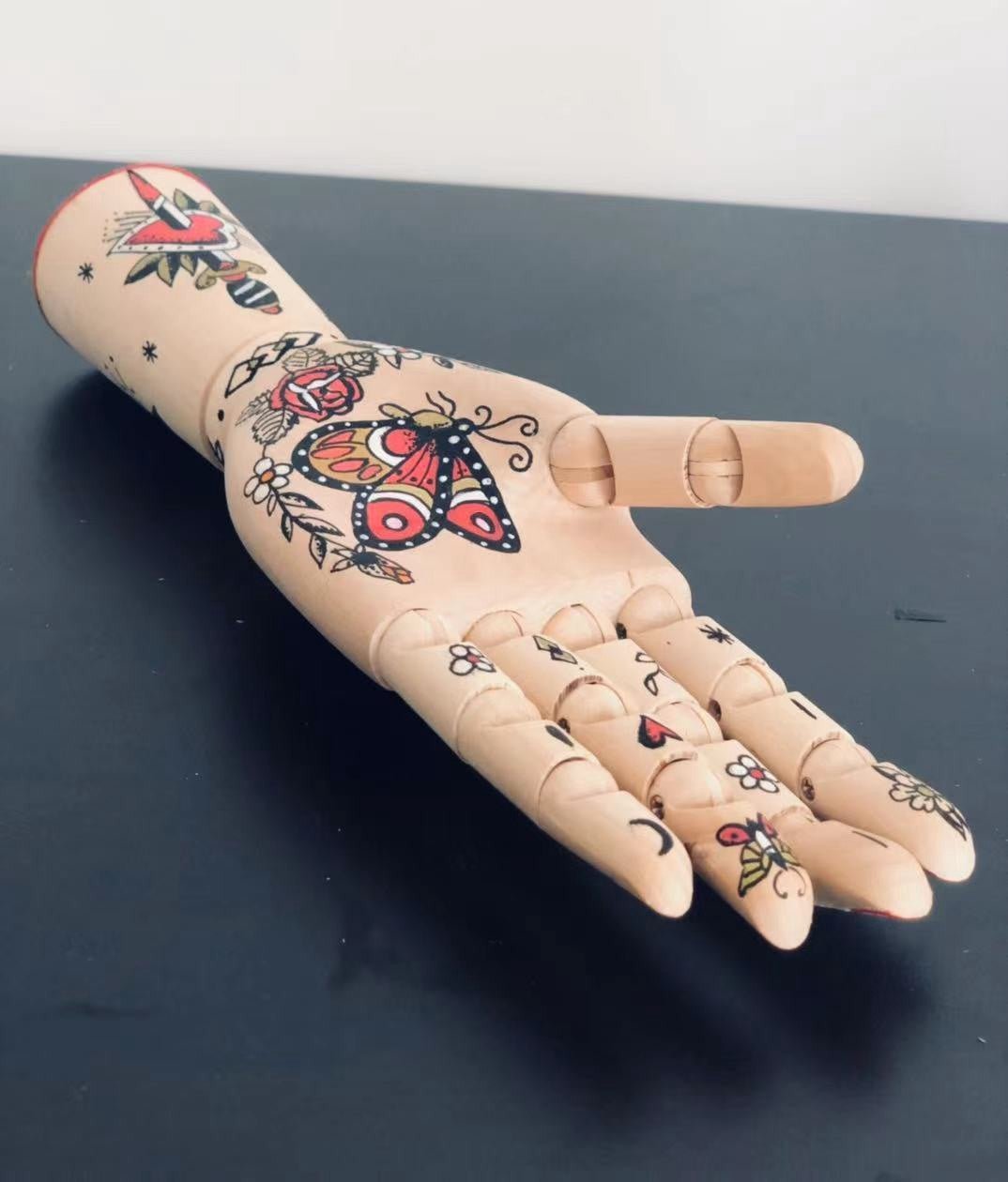 InkLimb | Ausdrucksstarke Tattoo-Deko-Hand