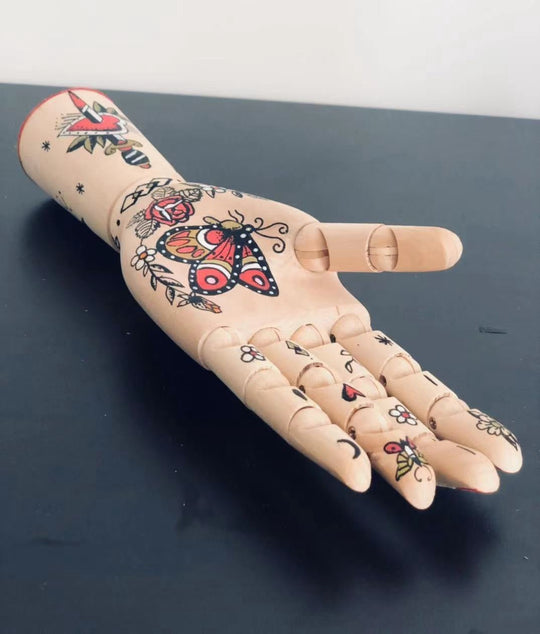 InkLimb | Ausdrucksstarke Tattoo-Deko-Hand