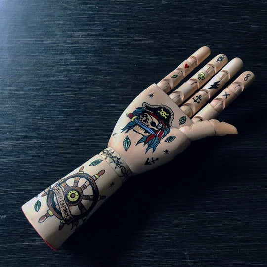 InkLimb | Ausdrucksstarke Tattoo-Deko-Hand