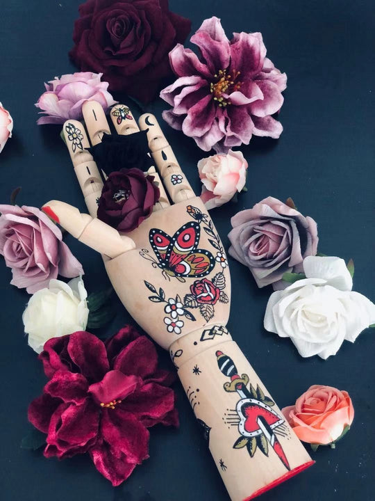 InkLimb | Ausdrucksstarke Tattoo-Deko-Hand