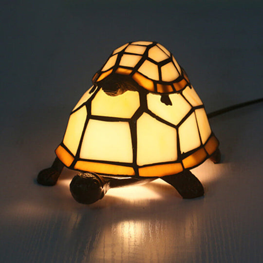 TiffaTurtle | Bunte Tiffany Nachttischlampe in Schildkrötenform Elfenbein 230v Decorique.de
