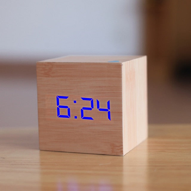 TimeCube | Digitaler quadratischer LED-Wecker Holz & Blau Decorique.de