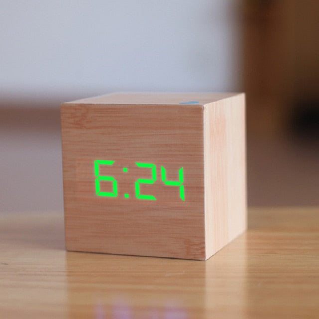 TimeCube | Digitaler quadratischer LED-Wecker Holz grün Decorique.de
