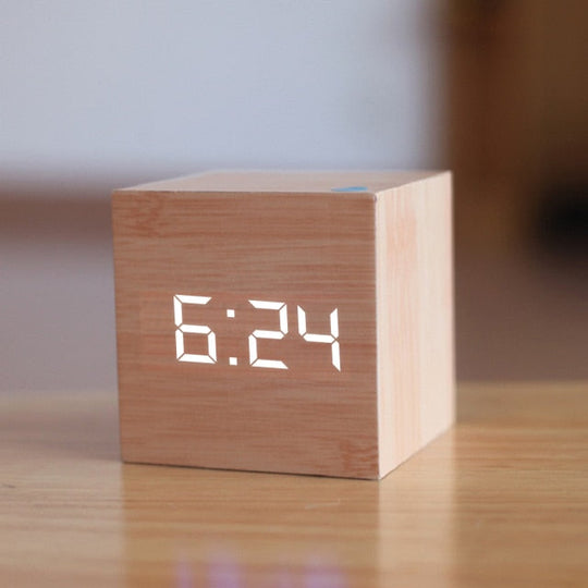 TimeCube | Digitaler quadratischer LED-Wecker Holz & Weiß Decorique.de