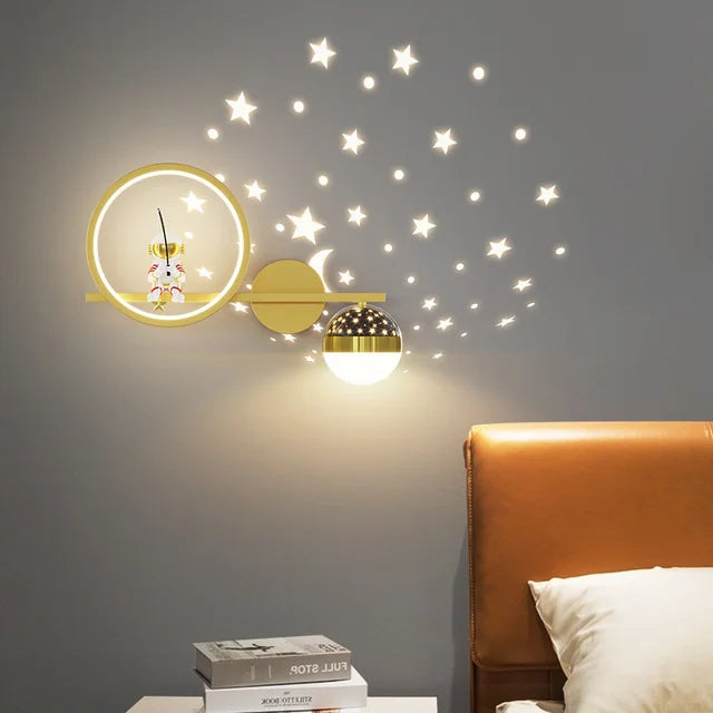 TinyGlow | Moderne Kinder Wandlampe Gold rechts Drei Farben Decorique.de