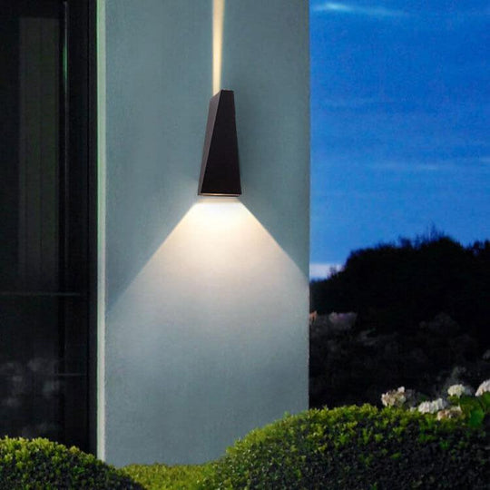 TrapeGlow | Zweiflammige LED-Wandleuchte im Industriedesign B (Wasserdicht für außen) Weißes Licht (5000K) Schwarz - 230V Decorique.de