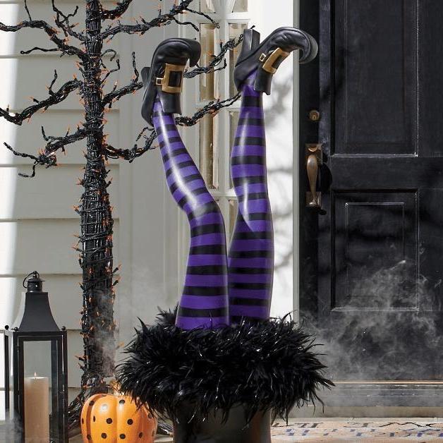 WitchLegs | Lustige Hexenbeine für Garten & Eingang Lila und schwarz Decorique.de