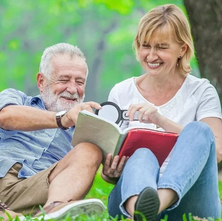 ZoomBright | 30x Vergrößerungsglas für Senioren Decorique.de